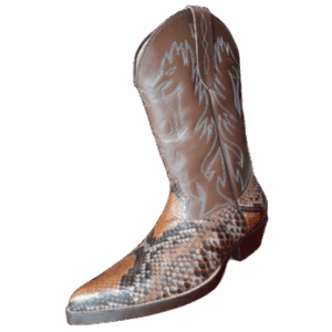 Bota con caña alto y costura “Dragón”, boca de caña curva, horma en punta y taco clásico americano, capellada en cuero grabado
