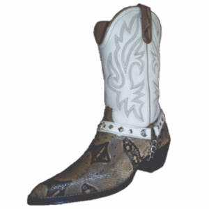Bota en caña alta, costura en cuero blanco, capellada en cuero grabado, correa con tachas y cadena, horma en punta y taco clásico americano