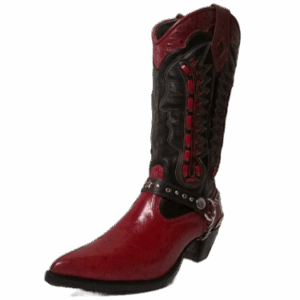 Bota en caña alta con costura acolchado en alto y bajo relieve, capellada en cuero grabado, correa con tachas y cadena, horma en punta y taco americano clásico