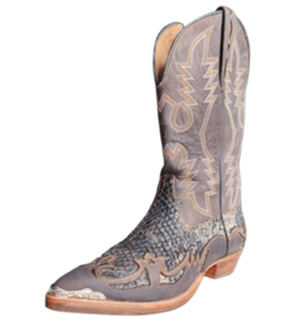 Bota en caña alta, costura clásica , capellada y talón en costura en alto relieve sobre cuero grabado y cuero graso con puntera de metal, horma en punta y taco clásico americano